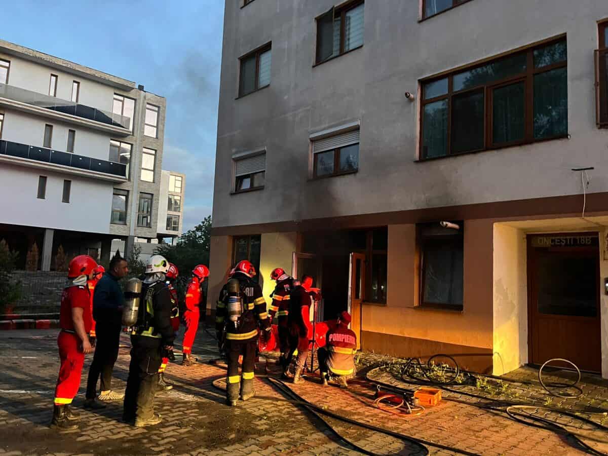 Incendiu într-un bloc din Vasile Aaron, 30 de locatari s-au evacuat (foto)