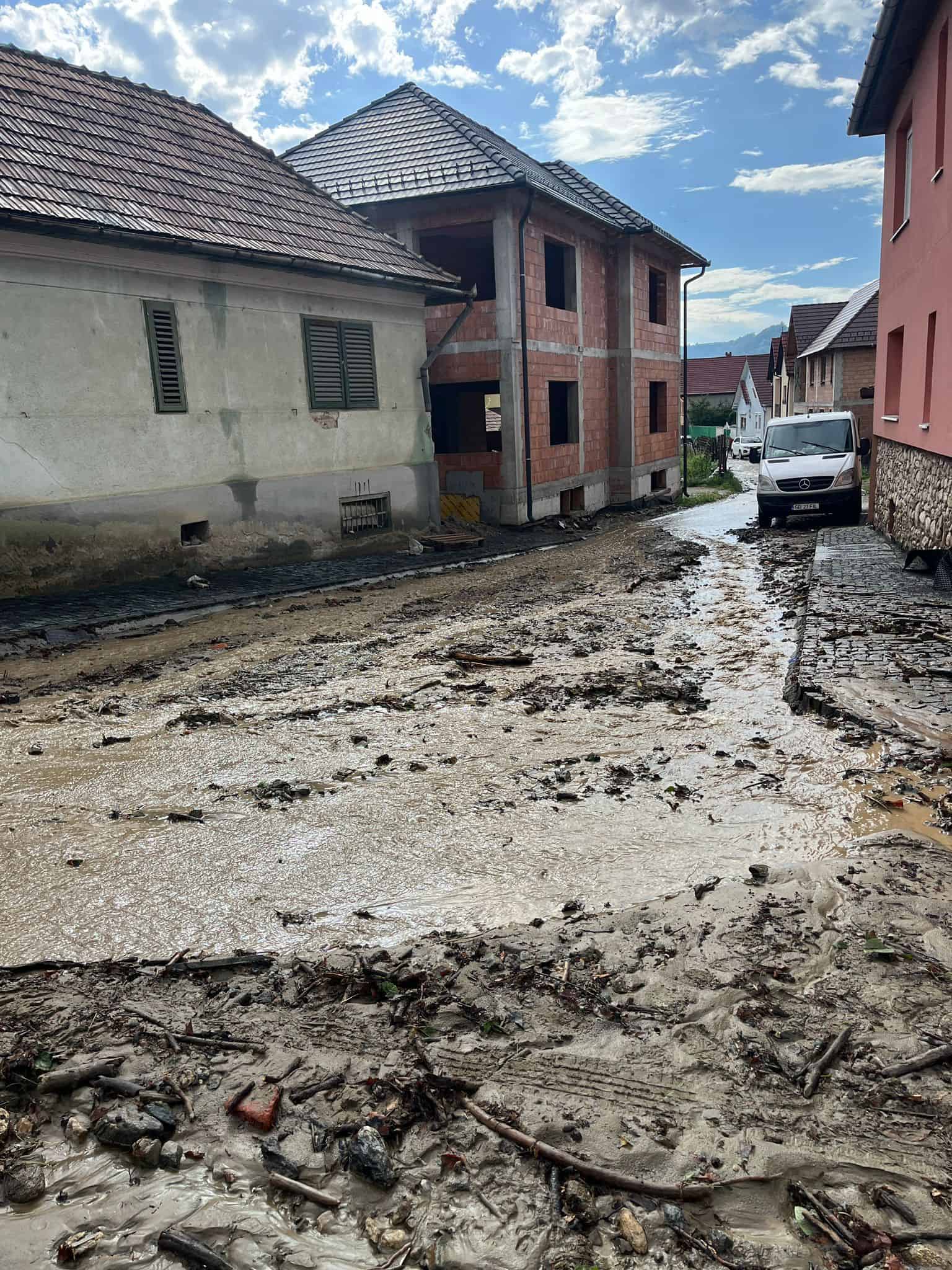 Dezastru la Mag și Săliște din cauza furtunii, iar un copac a fost trăsnit de fulger în Sibiu (foto)