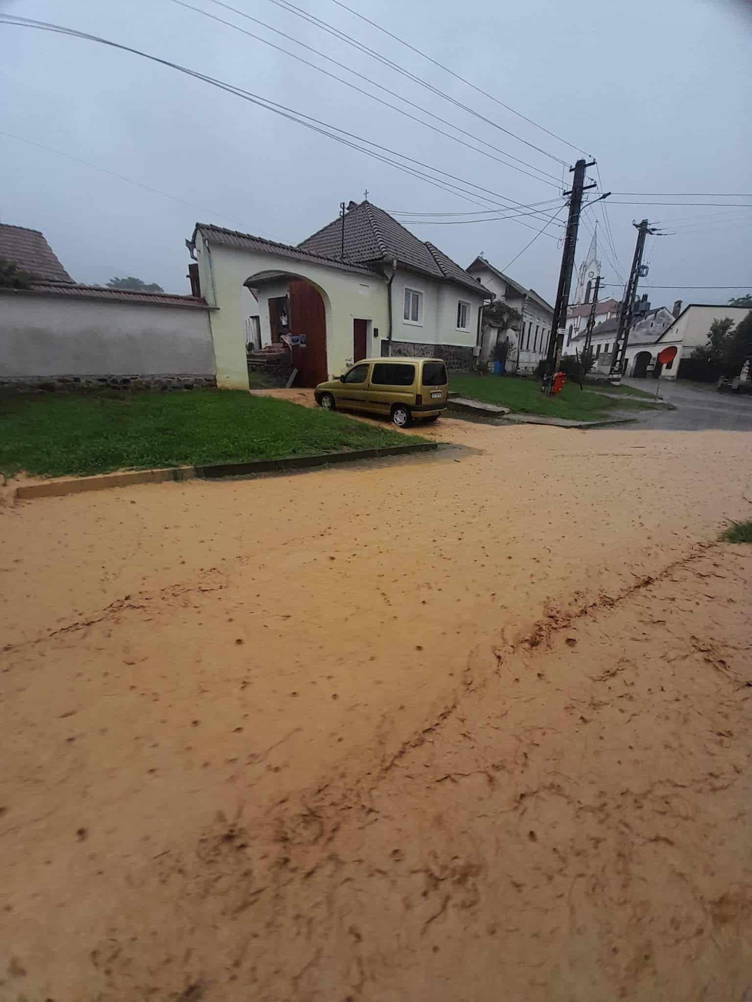 Dezastru la Mag și Săliște din cauza furtunii, iar un copac a fost trăsnit de fulger în Sibiu (foto)