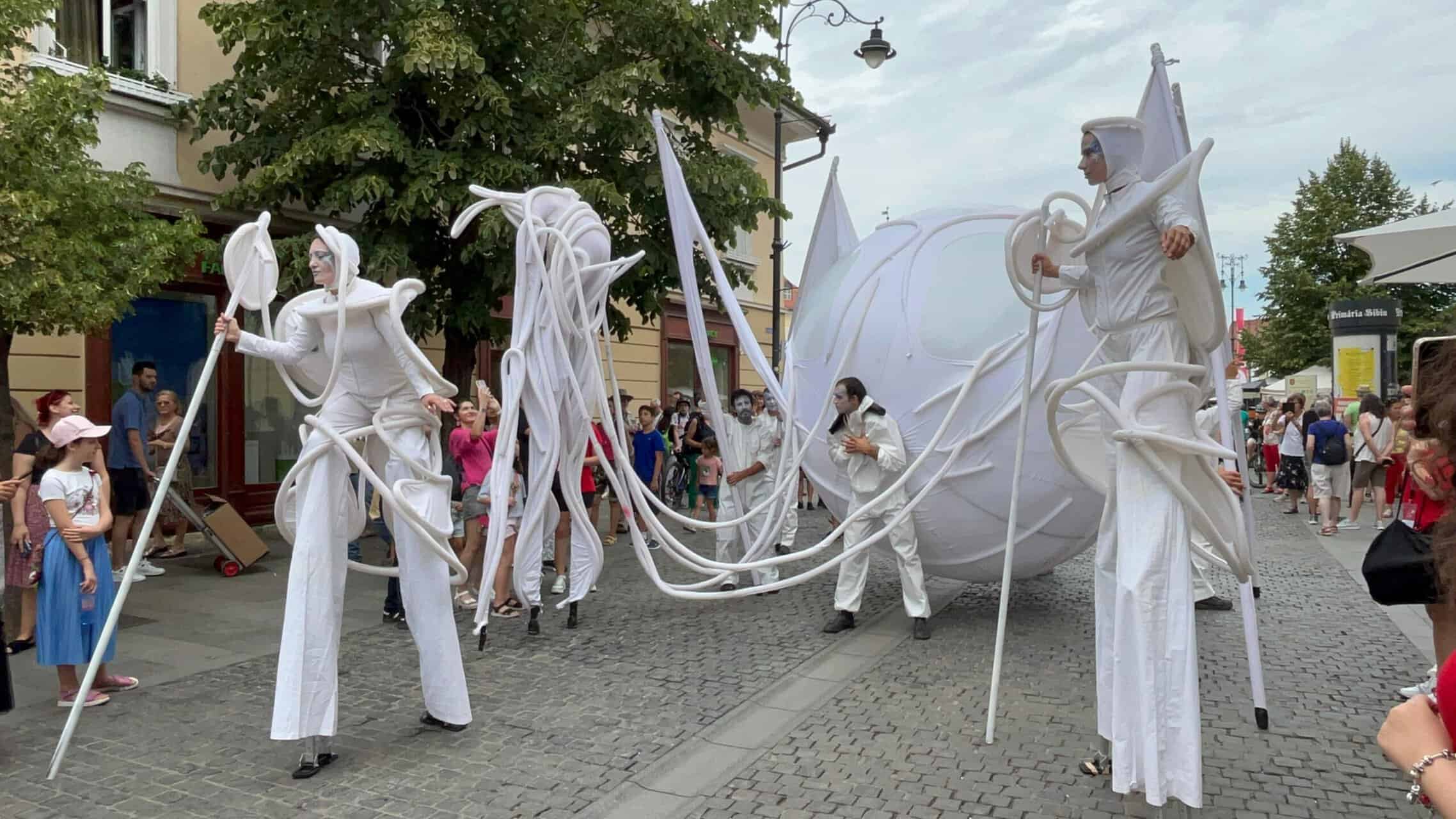 Show cu marionete și giganți pe picioroange pe Bălcescu, la FITS: „Vin cu copiii de dimineața până seara” (foto video)