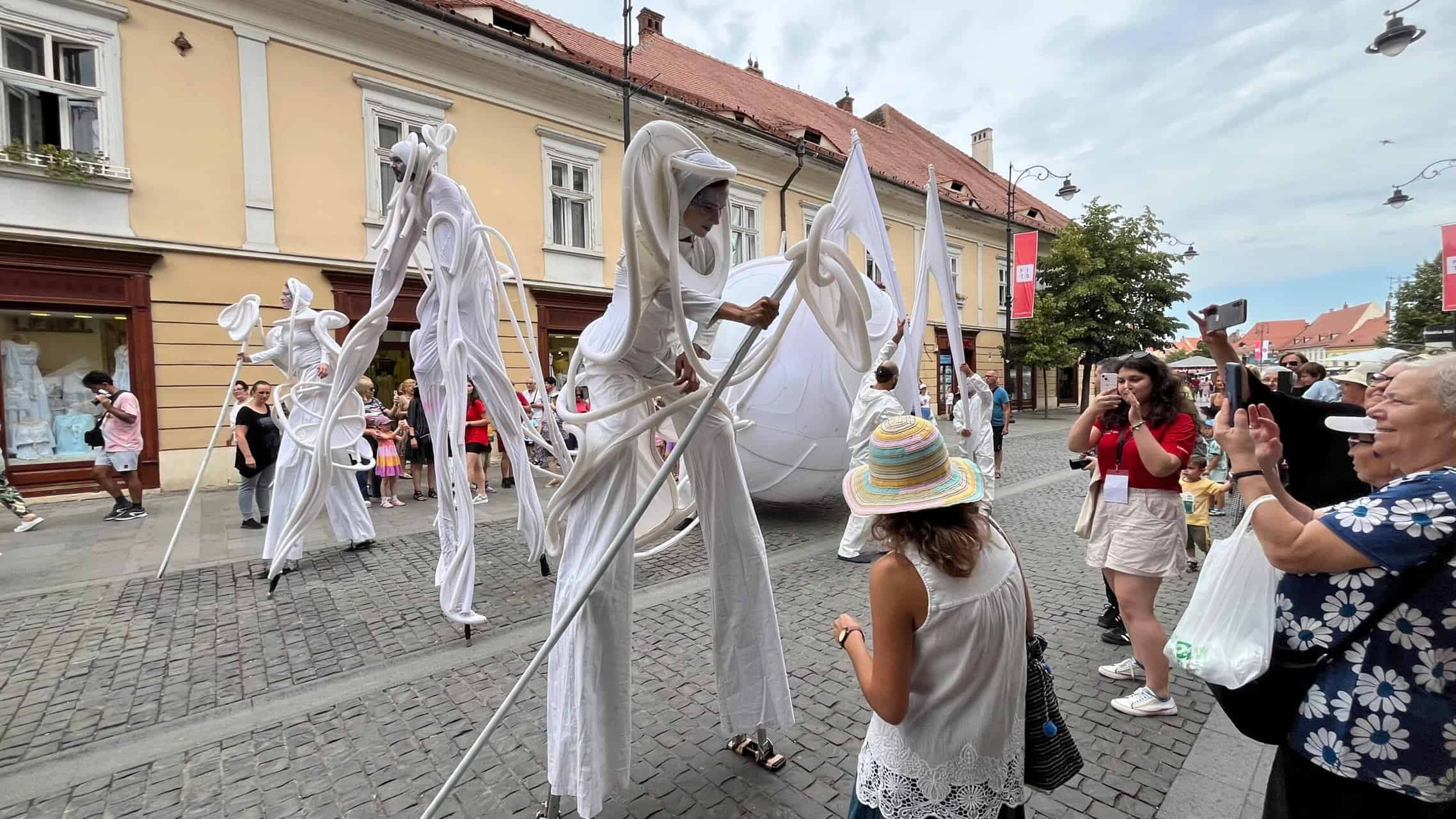 Show cu marionete și giganți pe picioroange pe Bălcescu, la FITS: „Vin cu copiii de dimineața până seara” (foto video)