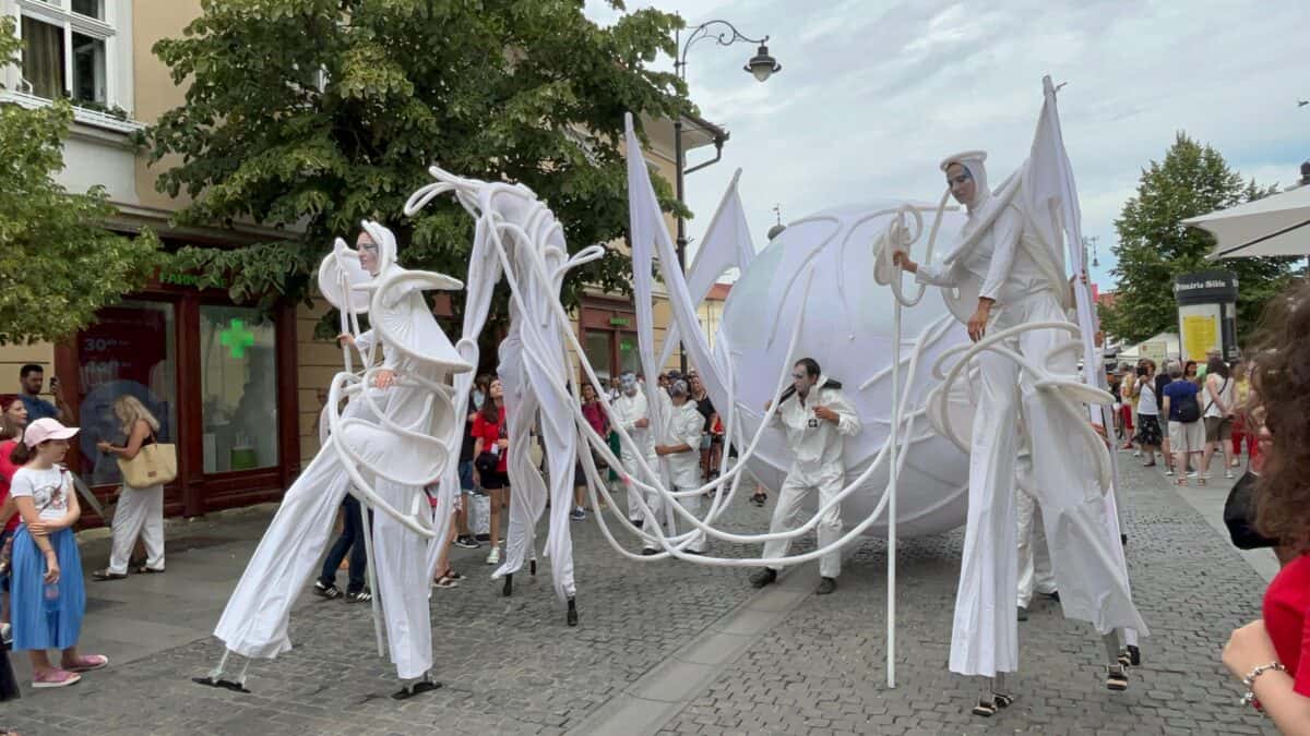 Show cu marionete și giganți pe picioroange pe Bălcescu, la FITS: „Vin cu copiii de dimineața până seara” (foto video)