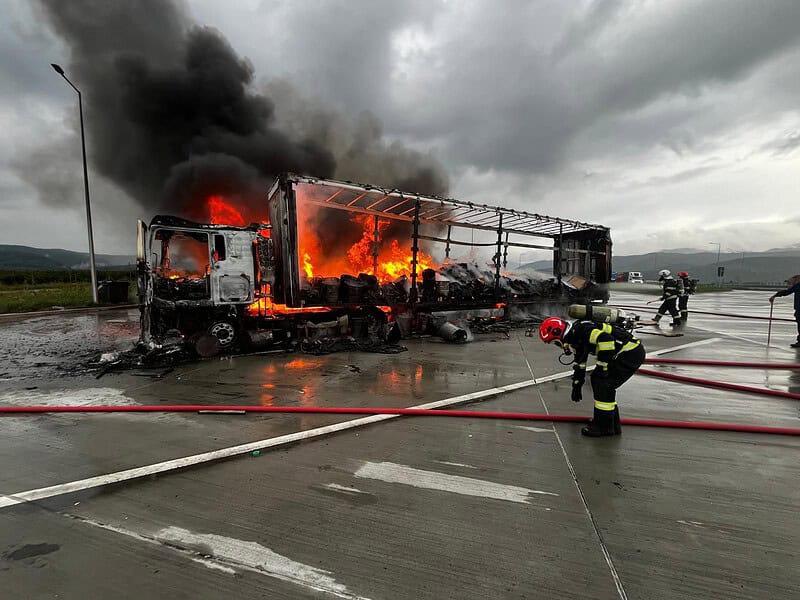 un tir care transporta aspiratoare a luat foc într-o parcare la ieșire din boița (foto)