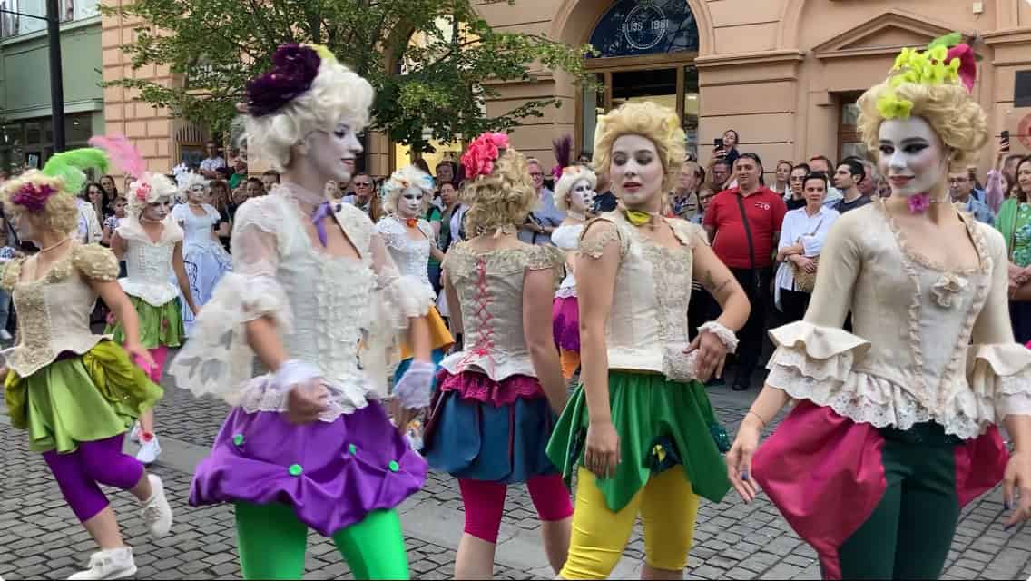 Senzaționala paradă a studenților de la Artă Teatrală în centrul Sibiului (reportaj video)