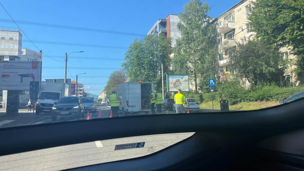 Trafic aglomerat pe Calea Dumbrăvii din cauza refacerii marcajelor de pe o trecere de pietoni