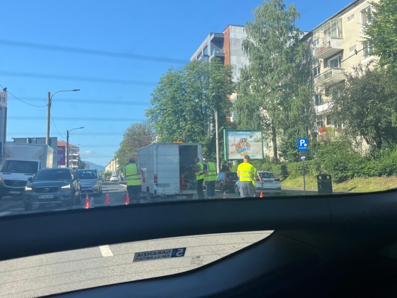 trafic aglomerat pe calea dumbrăvii din cauza refacerii marcajelor de pe o trecere de pietoni