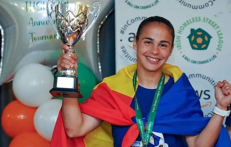 sibianca nicoleta adam scoate la licitație tricoul pentru a contribui la deplasarea naționalei de fotbal de stradă la campionatul mondial