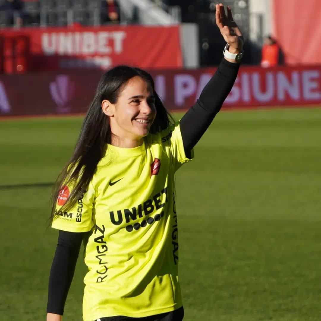 Sibianca Nicoleta Adam scoate la licitație tricoul pentru a contribui la deplasarea naționalei de fotbal de stradă la Campionatul Mondial