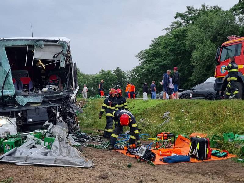 accident între un autocar și un tir, cu 57 de persoane implicate, pe dn1 la porumbacu de jos (foto)