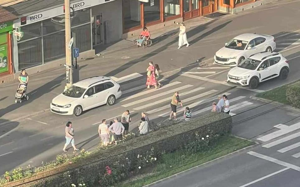 femeie lovită de o mașină pe trecerea de pietoni pe bulevardul mihai viteazu