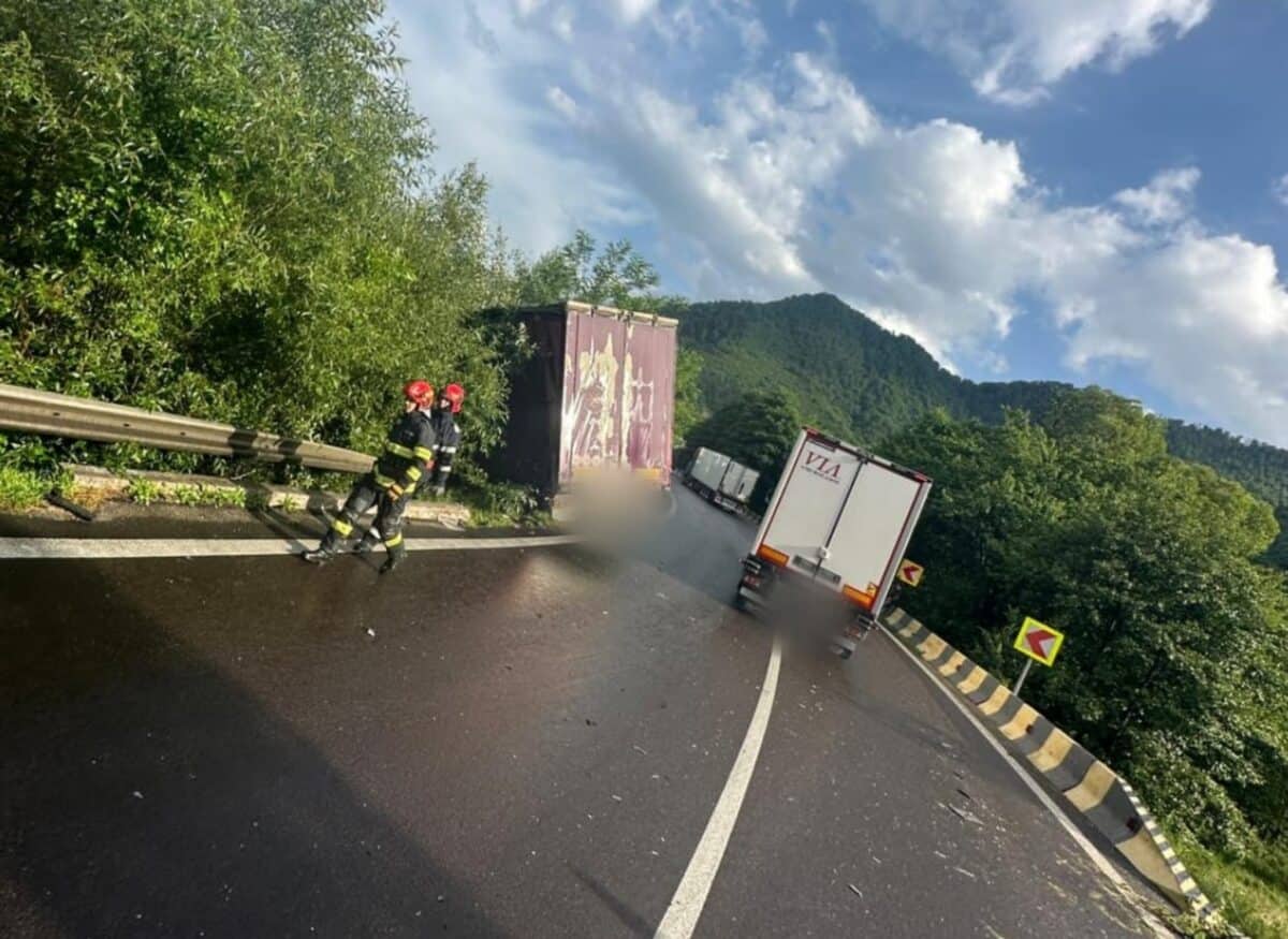 Accident cu două TIR-uri pe Valea Oltului la Țuțulești (foto)