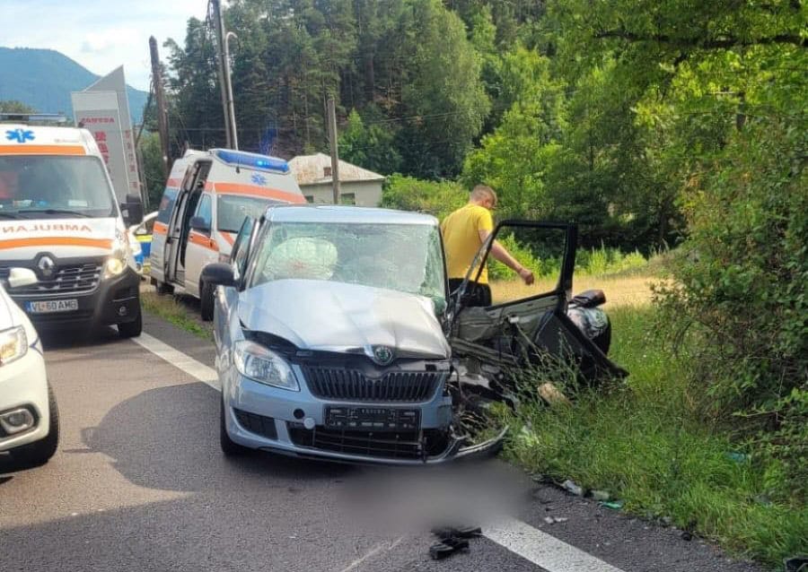 Accident cu trei mașini implicate, dintre care un TIR, pe Valea Oltului