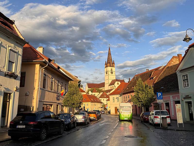 problemele semnalate de un consilier local la o plimbare prin centrul sibiului. „un turist a dat cu capul într-un panou pus prea jos”