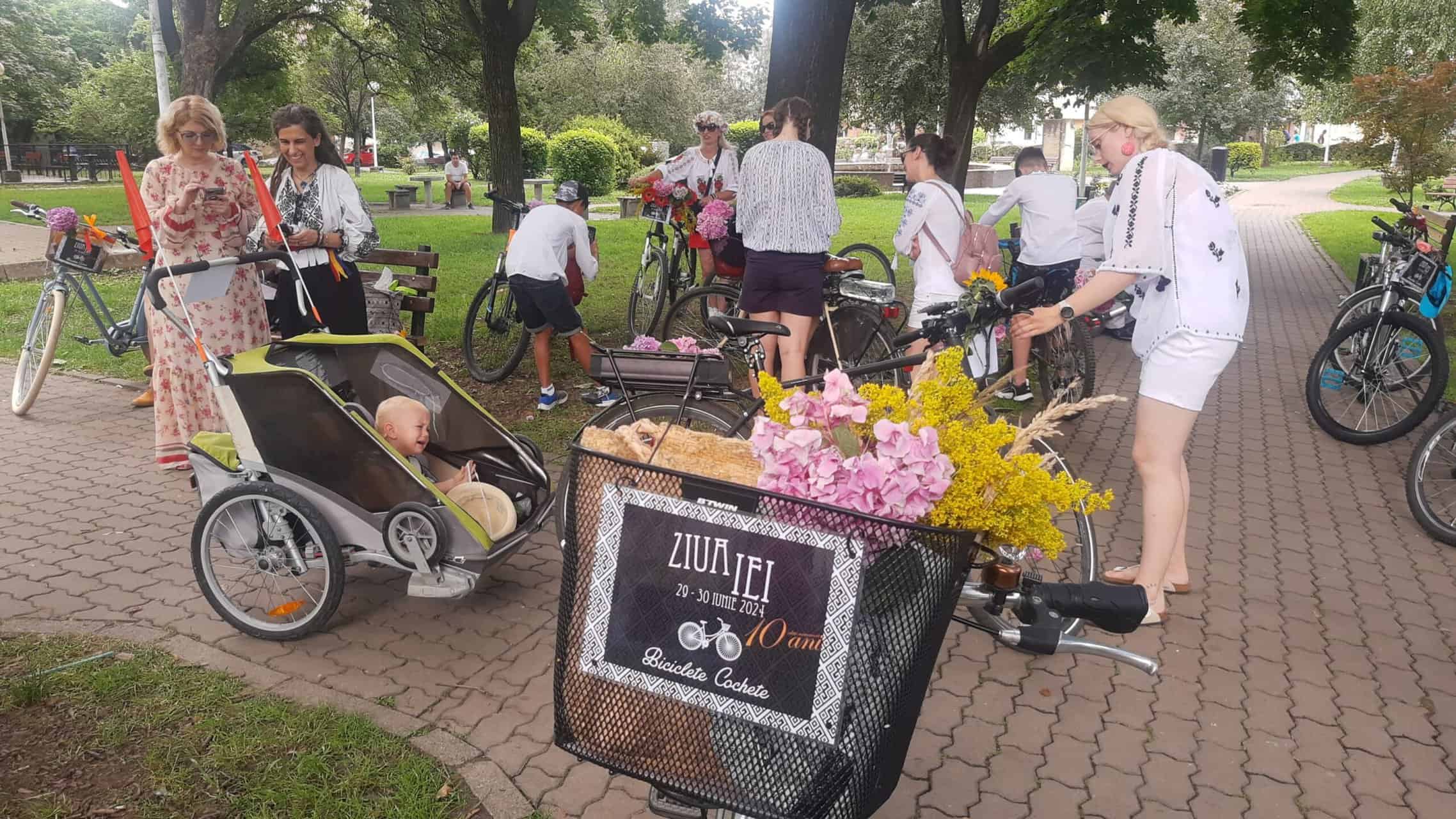 Zeci de sibieni printre care și nevăzători au pedalat îmbrăcați în ie la „Biciclete Cochete” (foto, video)