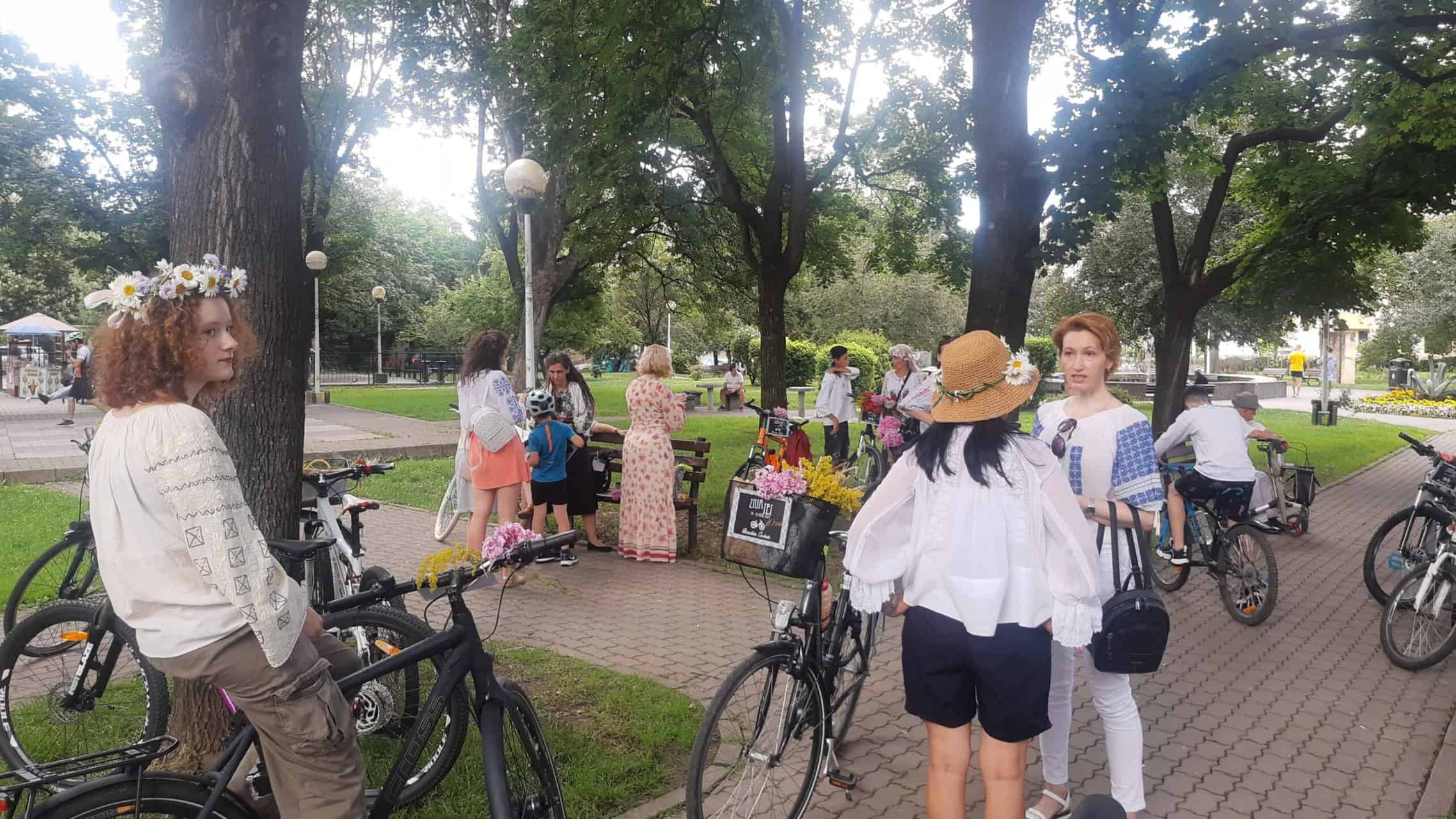 Zeci de sibieni printre care și nevăzători au pedalat îmbrăcați în ie la „Biciclete Cochete” (foto, video)