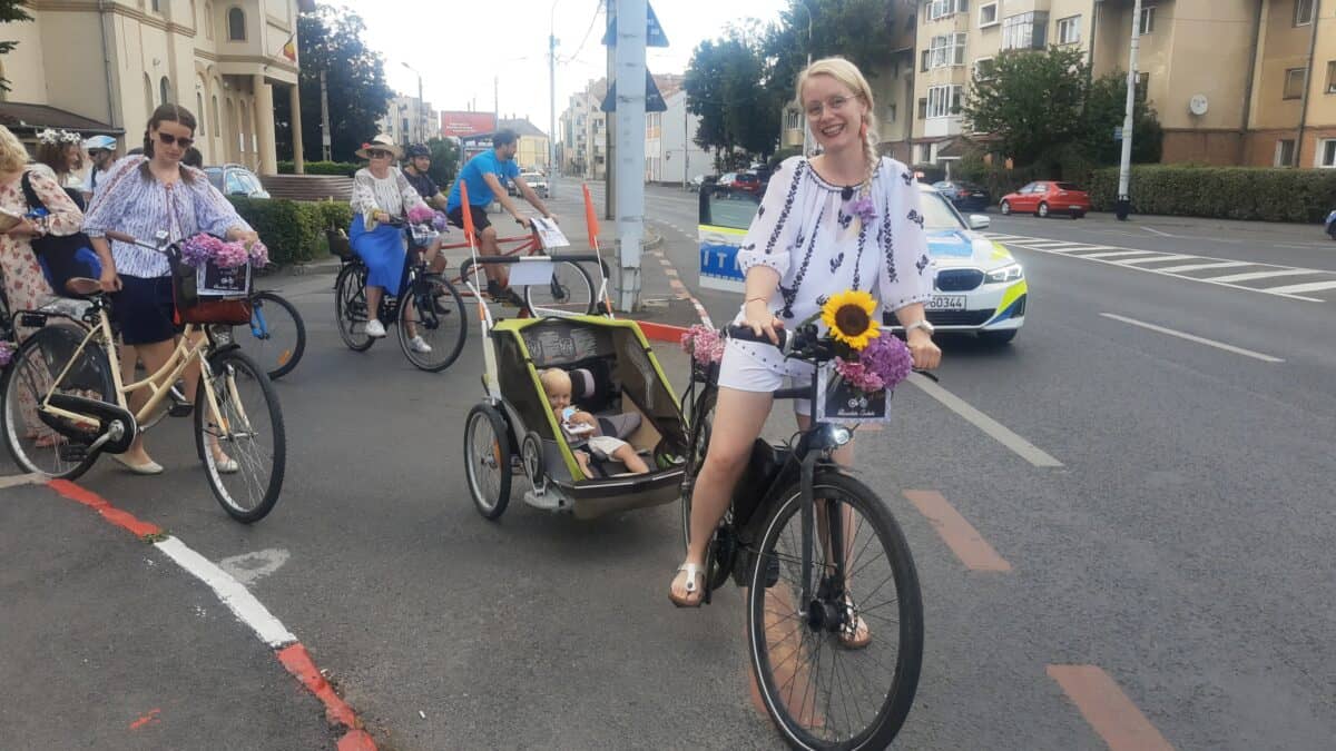 Zeci de sibieni printre care și nevăzători au pedalat îmbrăcați în ie la „Biciclete Cochete” (foto, video)