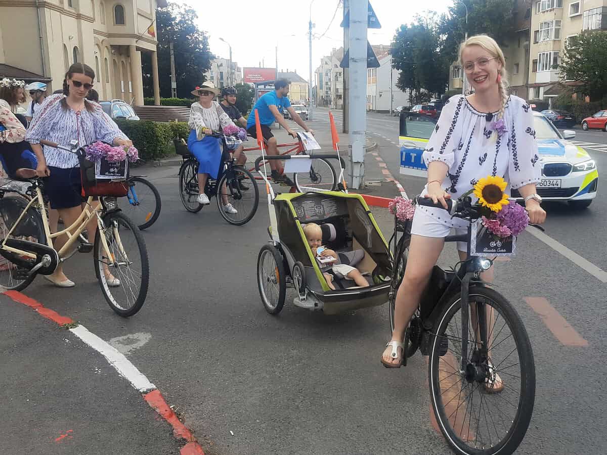 Zeci de sibieni printre care și nevăzători au pedalat îmbrăcați în ie la „Biciclete Cochete” (foto, video)