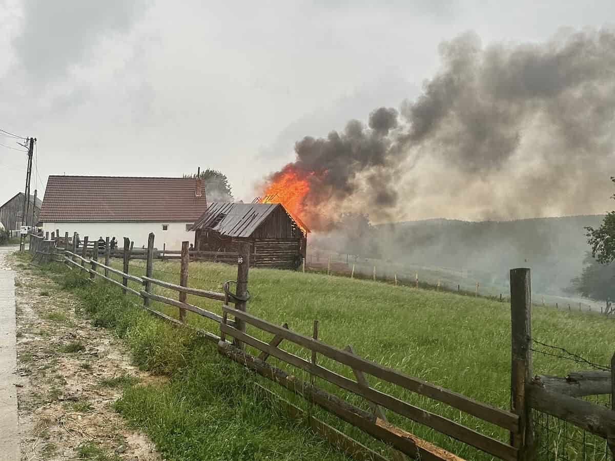 șură cu 5 tone de fân incendiată din cauza unui fulger la jina (foto)