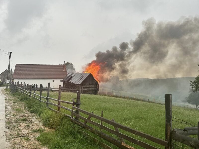 șură cu 5 tone de fân incendiată din cauza unui fulger la jina (foto)