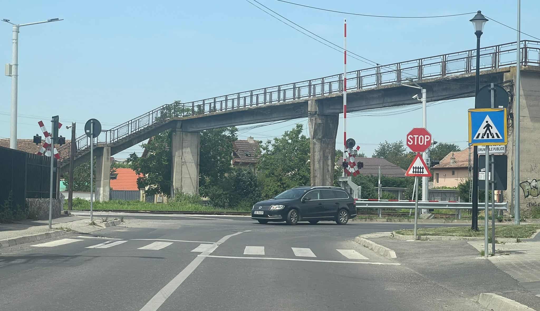 Șoferii circulă din nou pe trecerea peste calea ferată de pe Calea Turnișorului după ce a fost modernizată (video foto) 