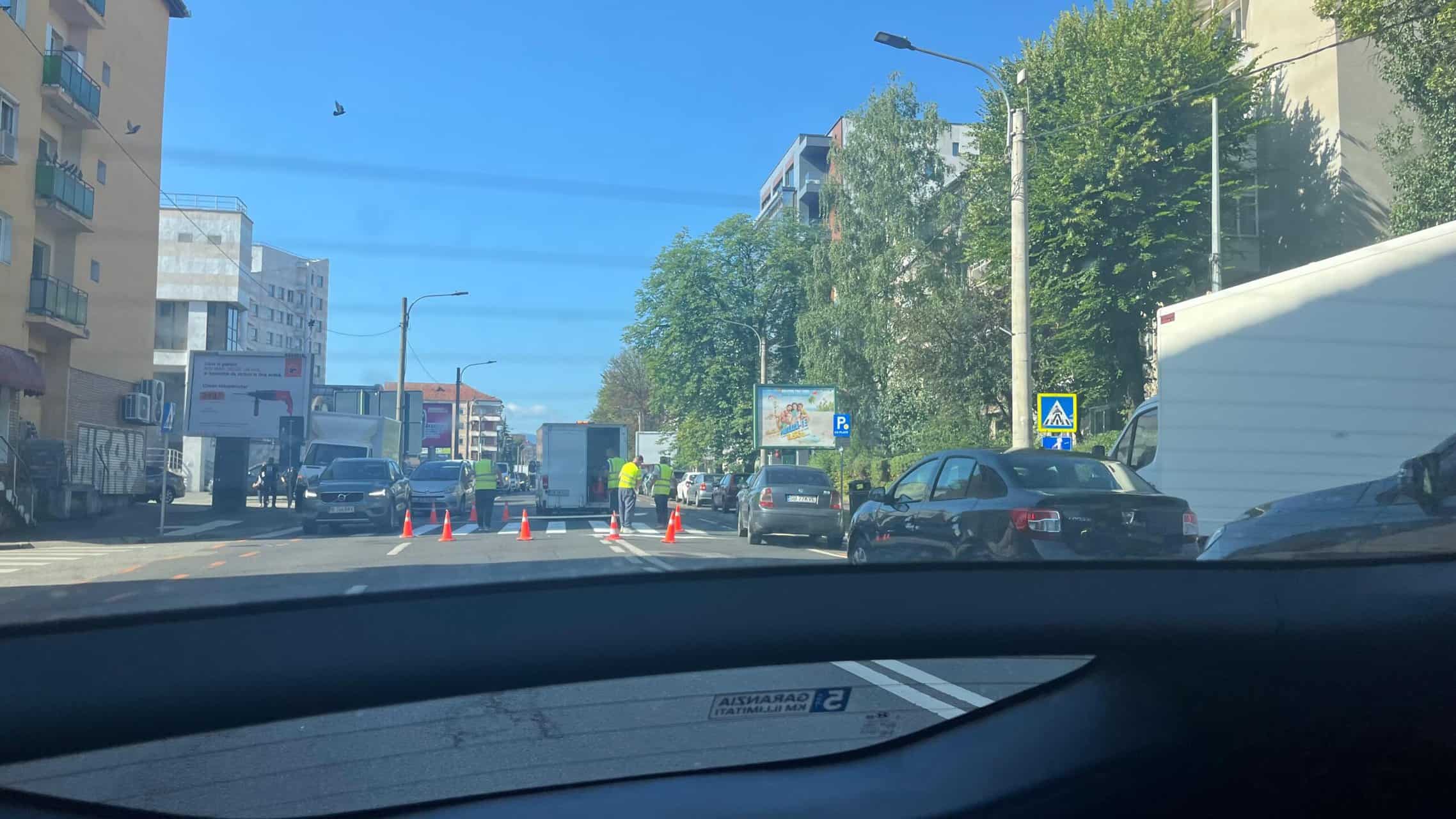 Trafic aglomerat pe Calea Dumbrăvii din cauza refacerii marcajelor de pe o trecere de pietoni