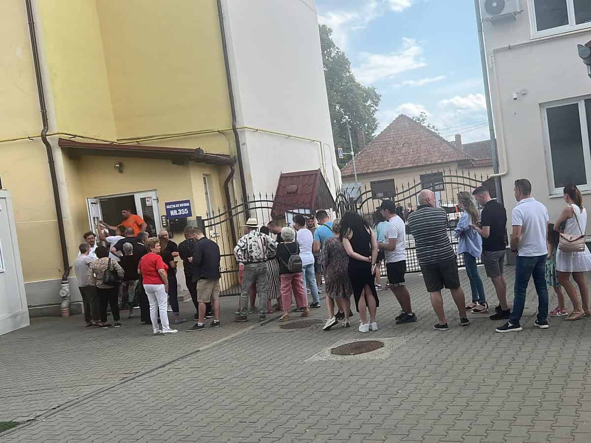 Cozi la secțiile de vot din Șelimbăr. Mobilizare la urne și în Sibiu și Cisnădie după ora 20:00 (foto)