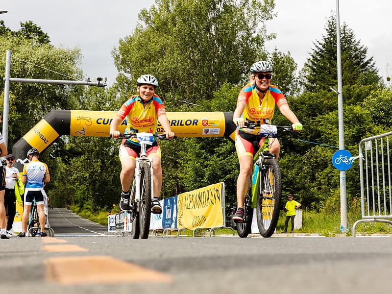 peste 300 de cicliști participă duminică la cursa sponsorilor de la turul ciclist. există câteva restricții în trafic