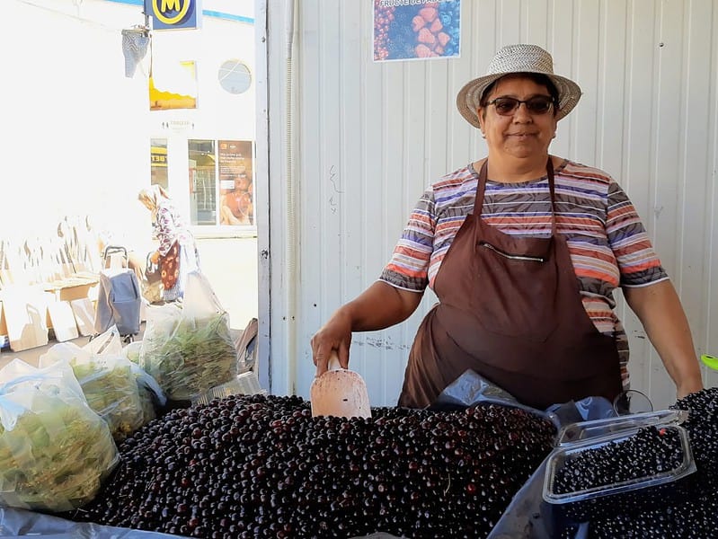 afine culese de la gura râului mai ieftine decât anul trecut și fragi cu 250 de lei kilogramul, în piața cibin (foto)