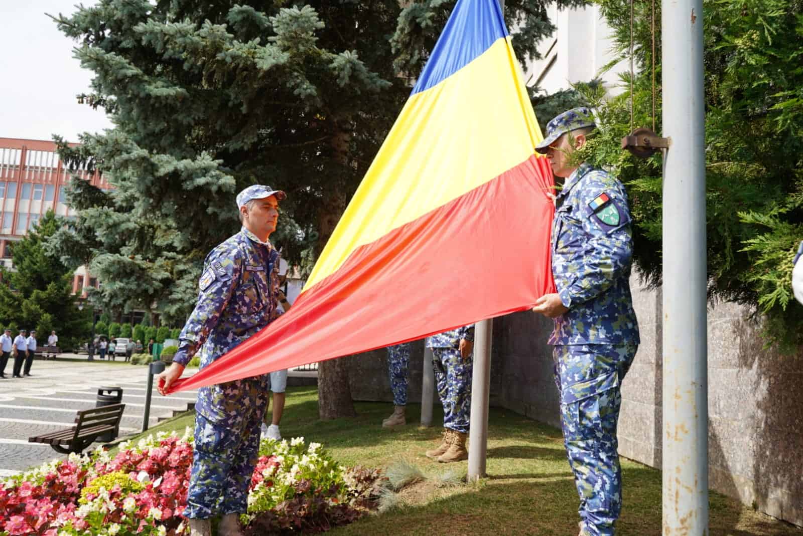 drapelul național al româniei arborat în fața primăriei din mediaș (foto)