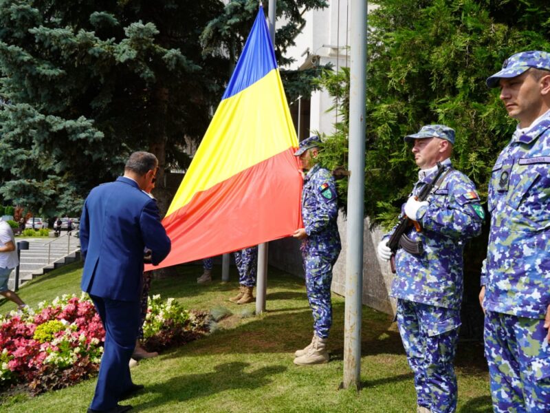 drapelul național al româniei arborat în fața primăriei din mediaș (foto)