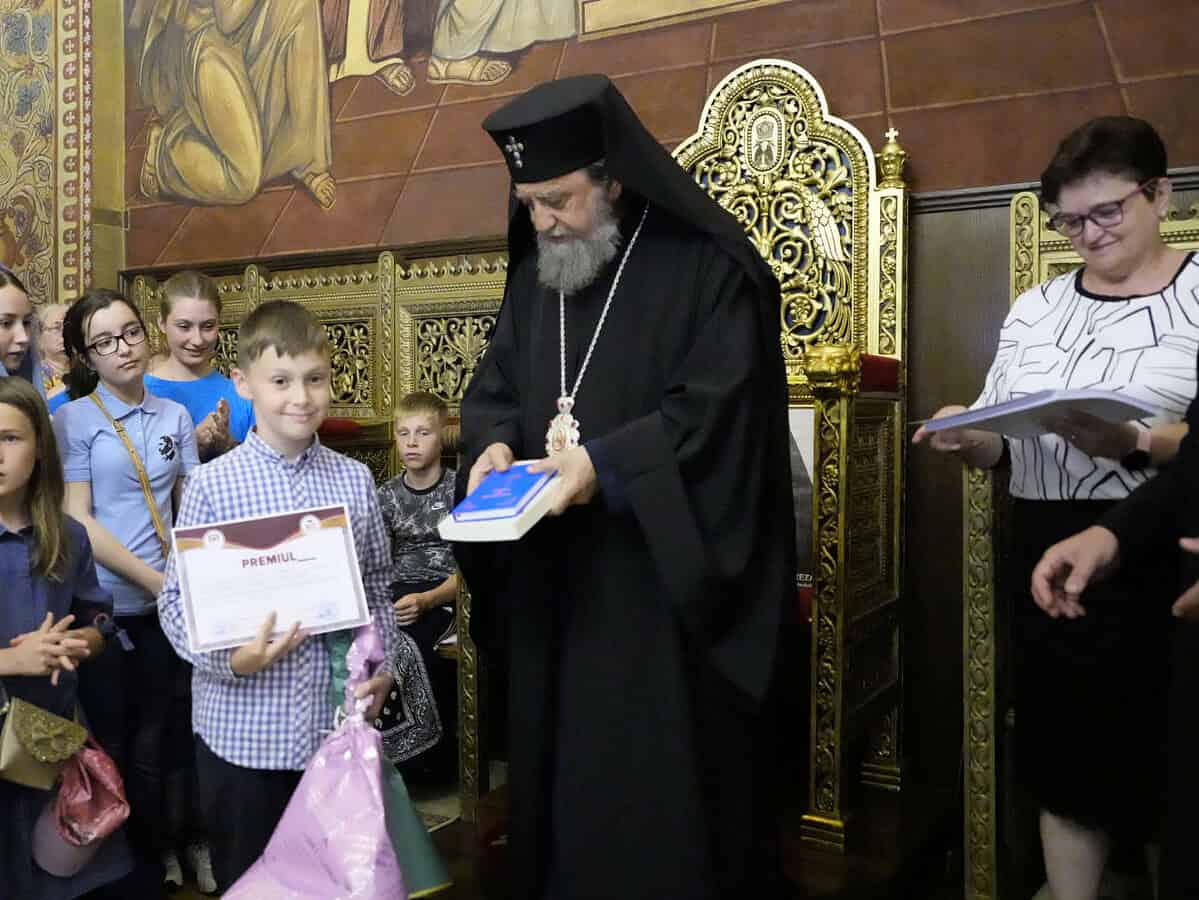 zeci de elevi sibieni premiați de mitropolia ardealului cu cărți și diplome pentru rezultate foarte bune la olimpiada de religie (foto)