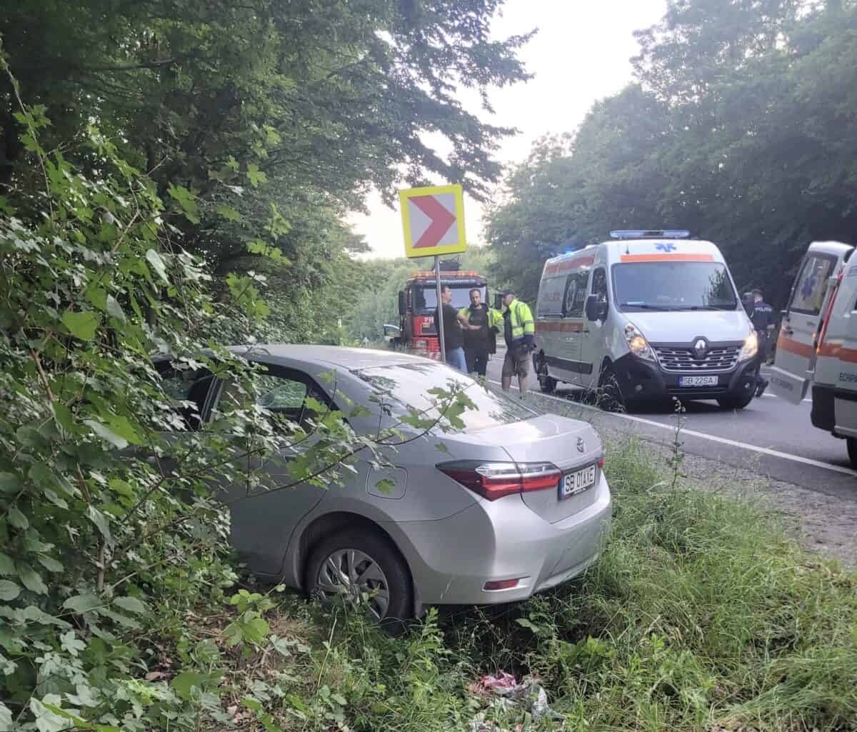 Un șofer de 77 de ani a pierdut direcția în curbă și a ieșit în decor la Slimnic