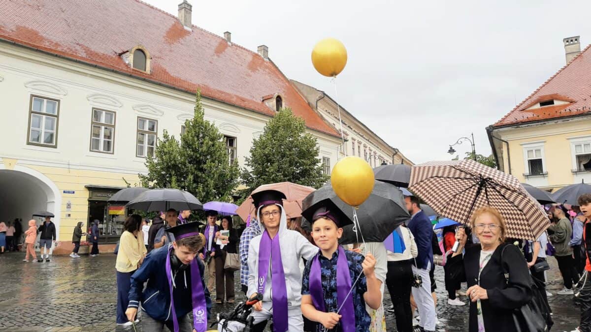 Memorabila festivitate de absolvire a elevilor de la Colegiul „Octavian Goga” în Piața Mare