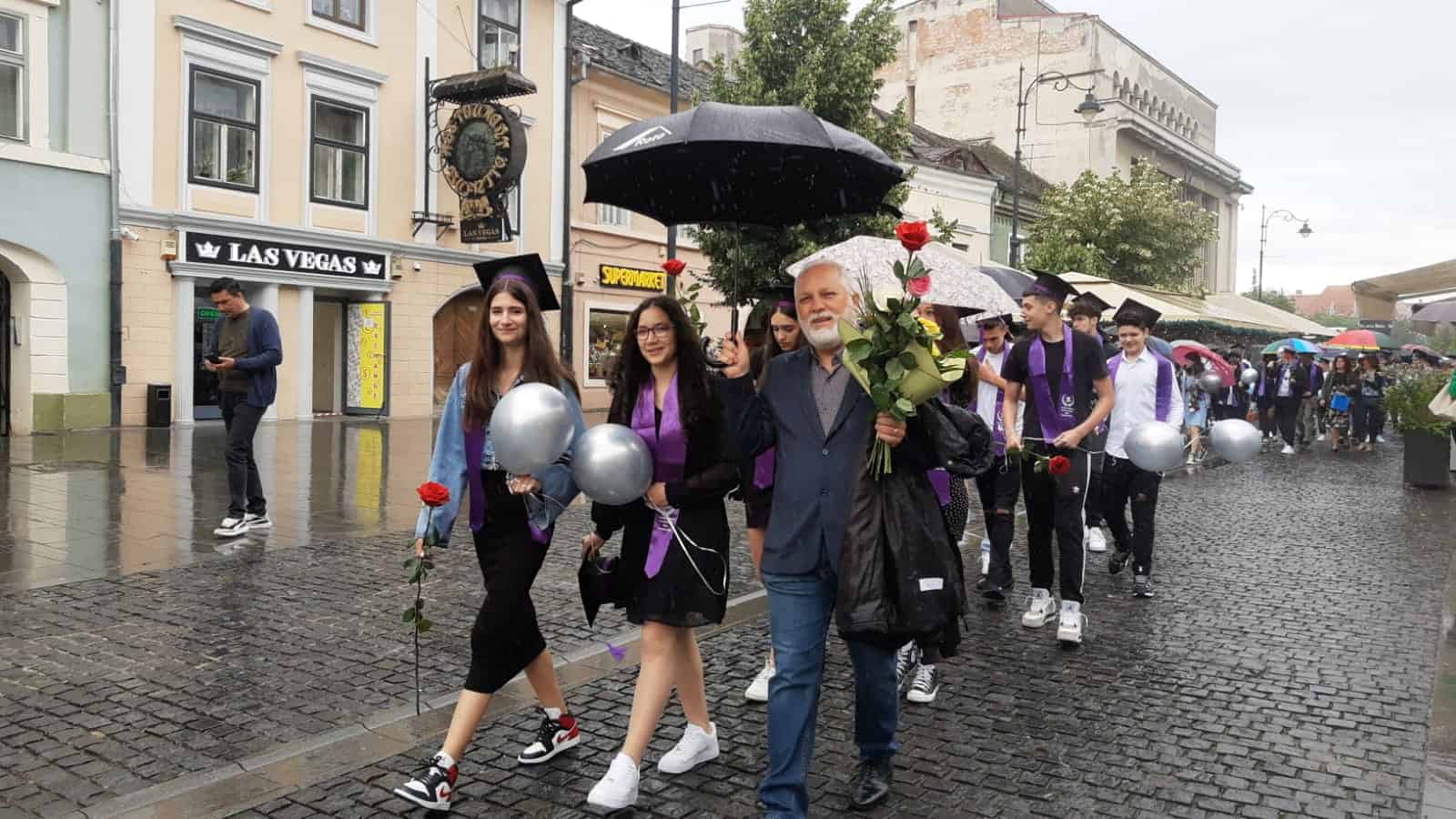 Memorabila festivitate de absolvire a elevilor de la Colegiul „Octavian Goga” în Piața Mare