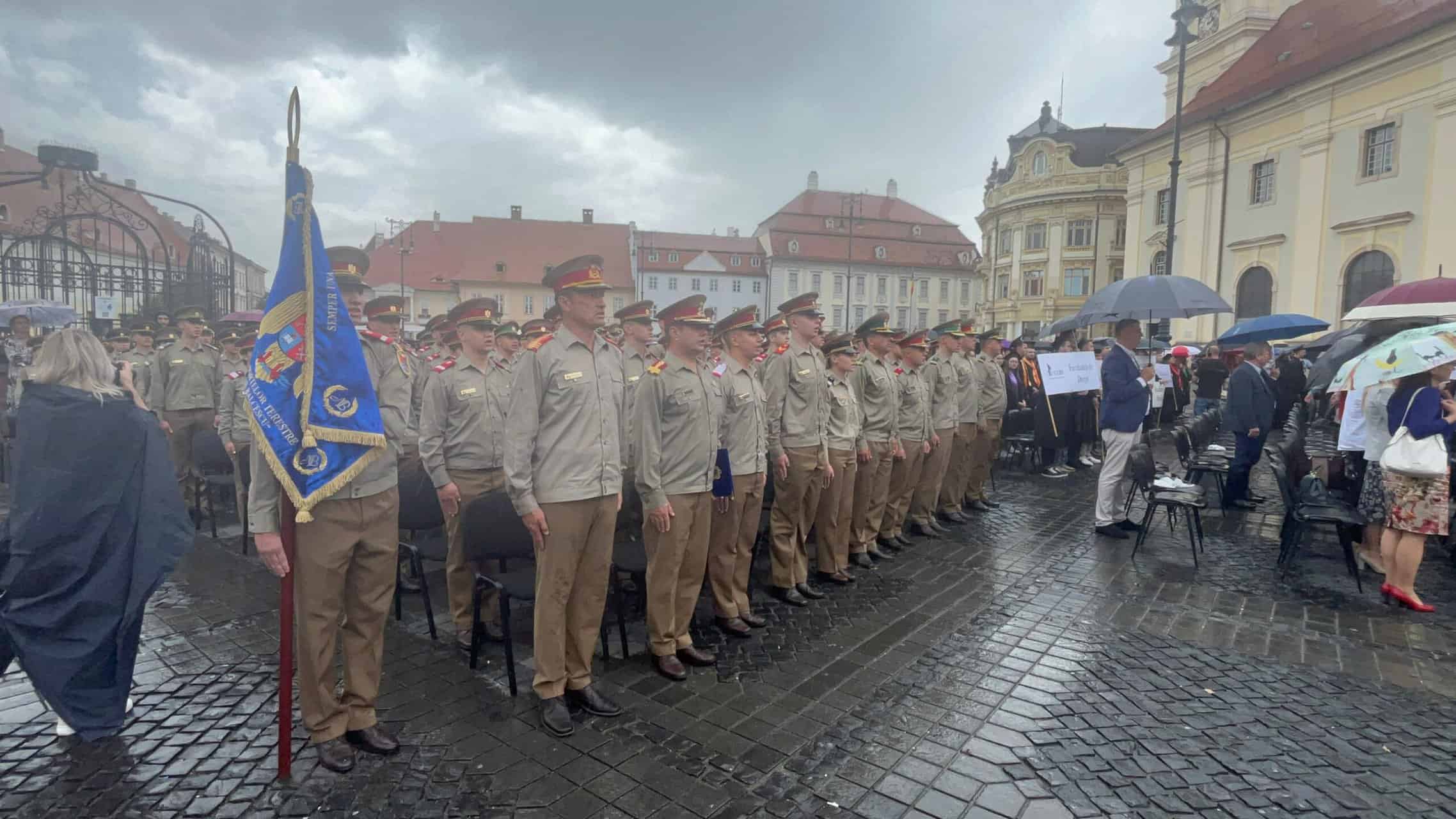 Festivitate de absolvire în ploaie pentru promoția 2024 de studenți ai Sibiului, însă nimeni nu a abdicat (video foto)