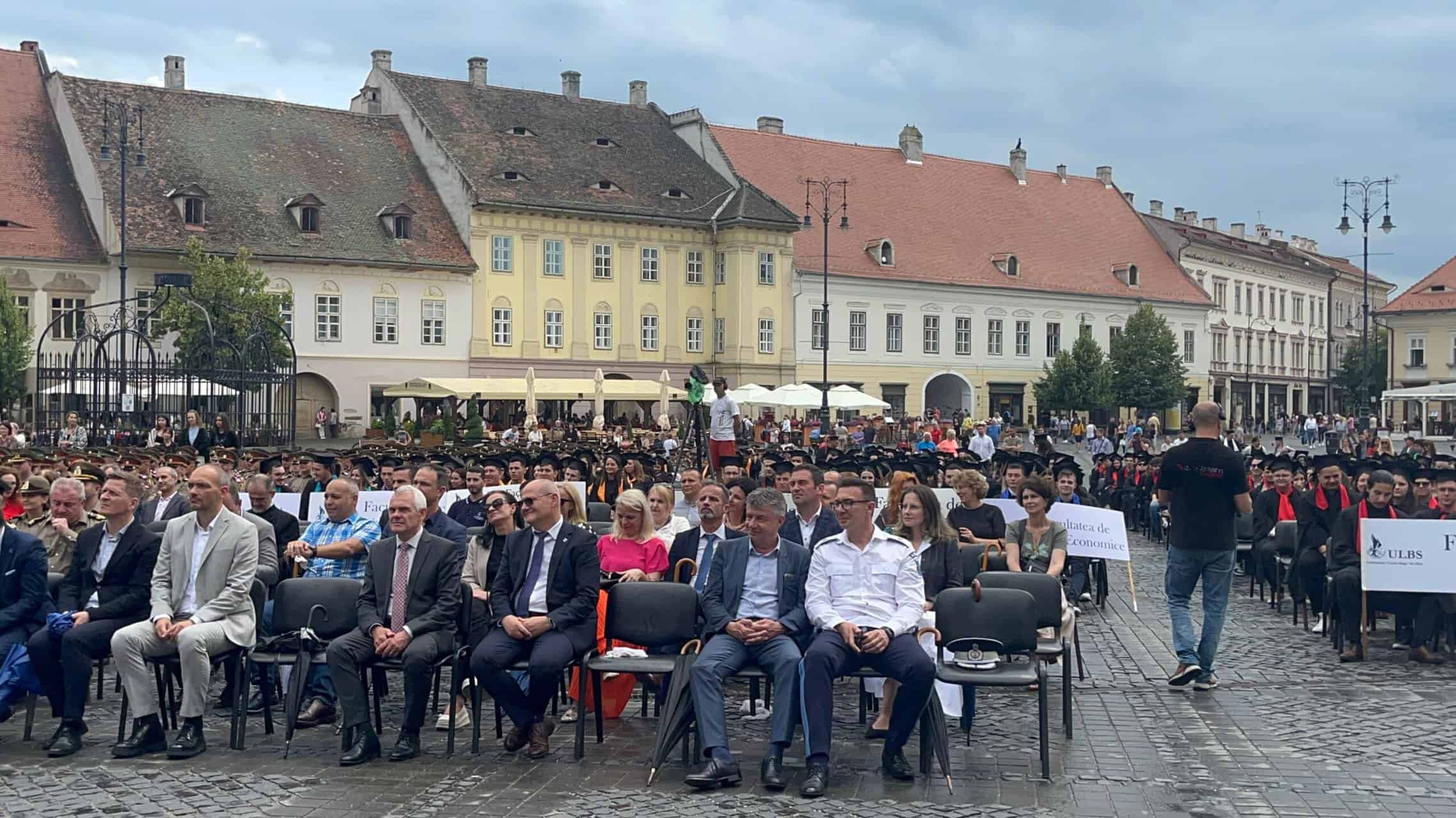 Festivitate de absolvire în ploaie pentru promoția 2024 de studenți ai Sibiului, însă nimeni nu a abdicat (video foto)