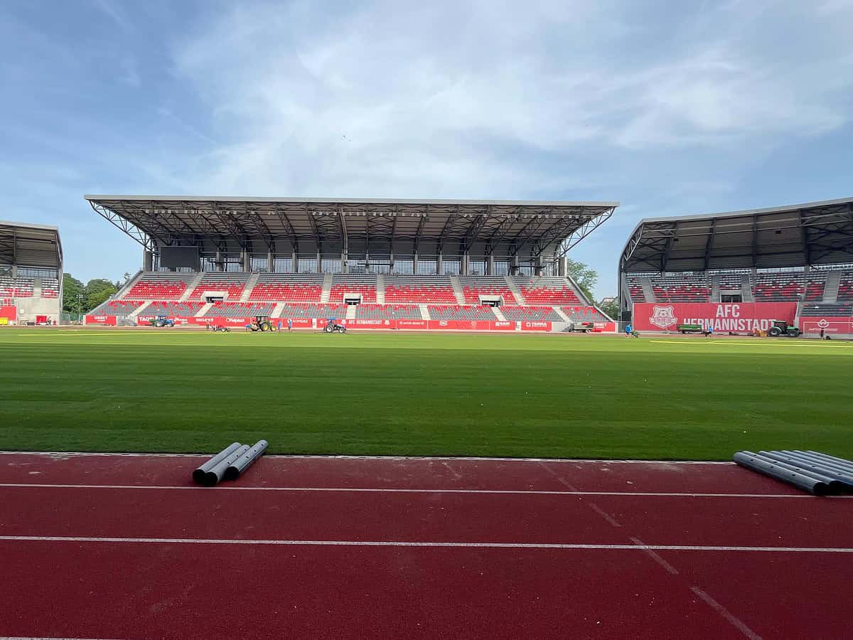 primăria a schimbat gazonul de pe stadionul municipal sibiu cu unul hibrid și performant (video foto)