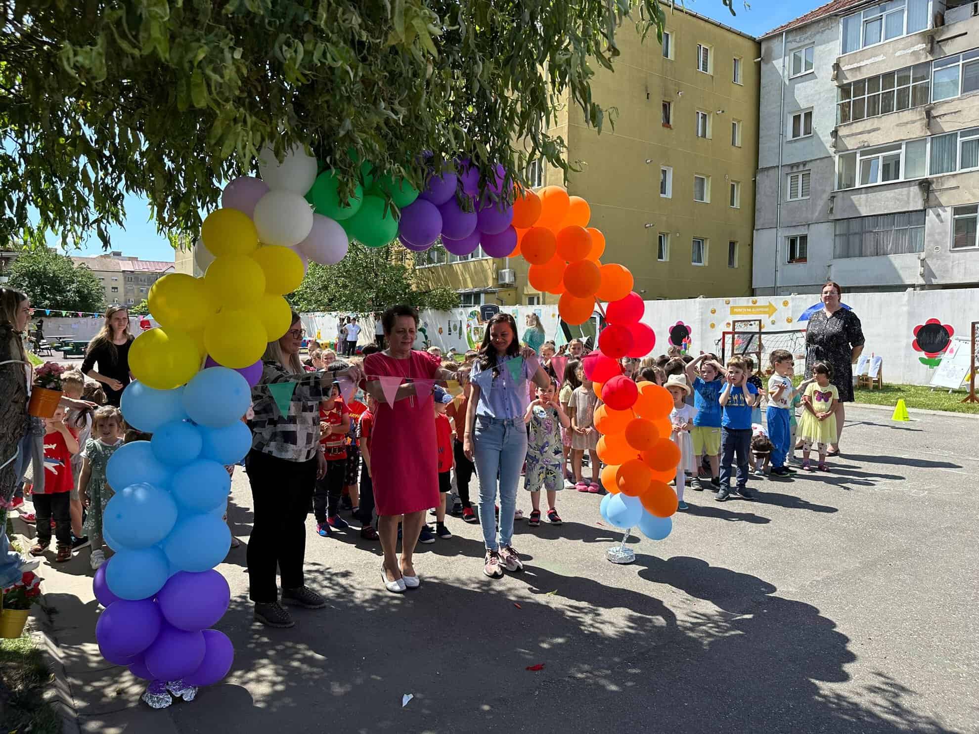 Curtea Grădiniței nr. 14 din Sibiu, transformată într-o grădină de relaxare, liniște și învățare (foto)