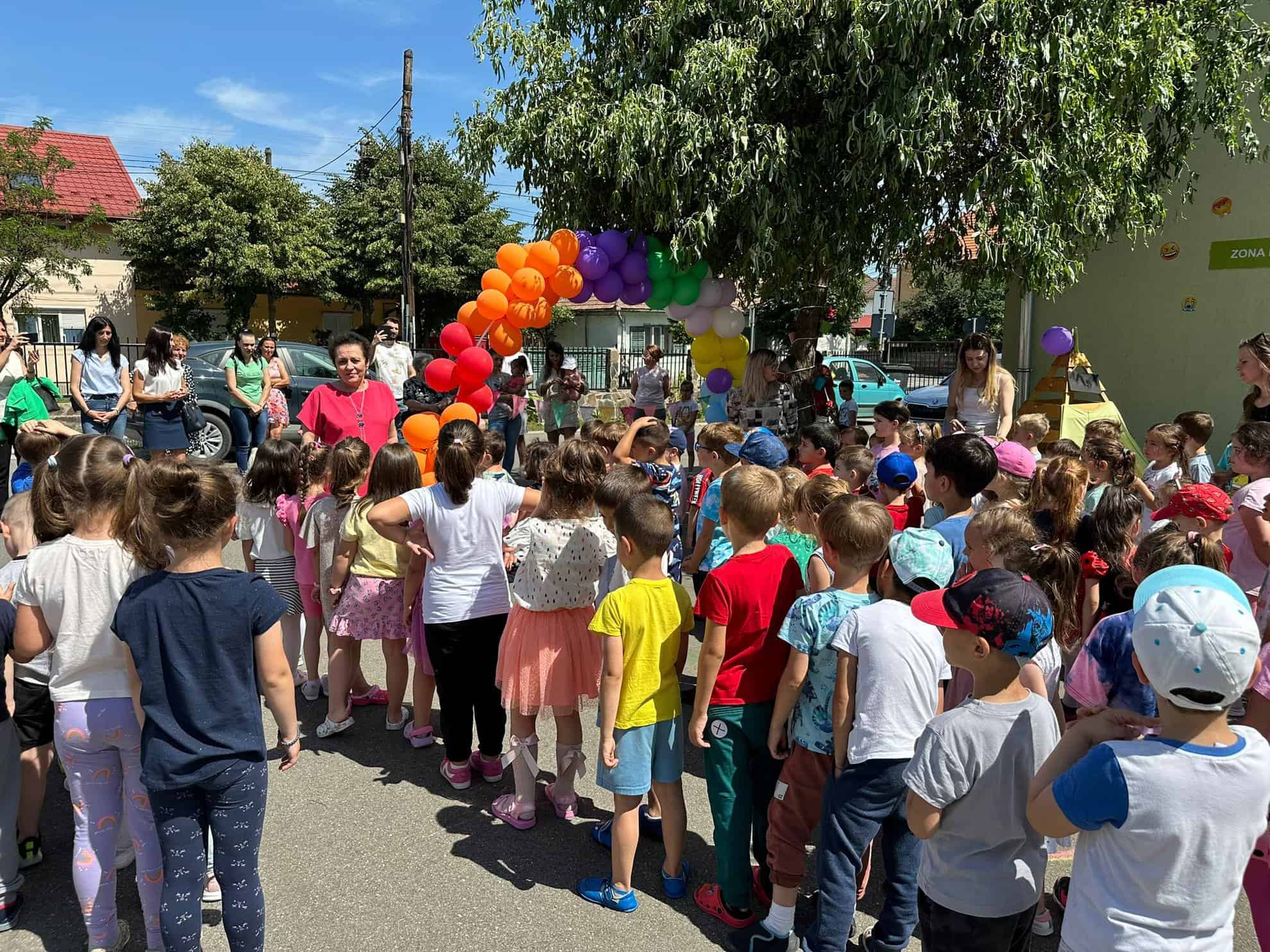 Curtea Grădiniței nr. 14 din Sibiu, transformată într-o grădină de relaxare, liniște și învățare (foto)