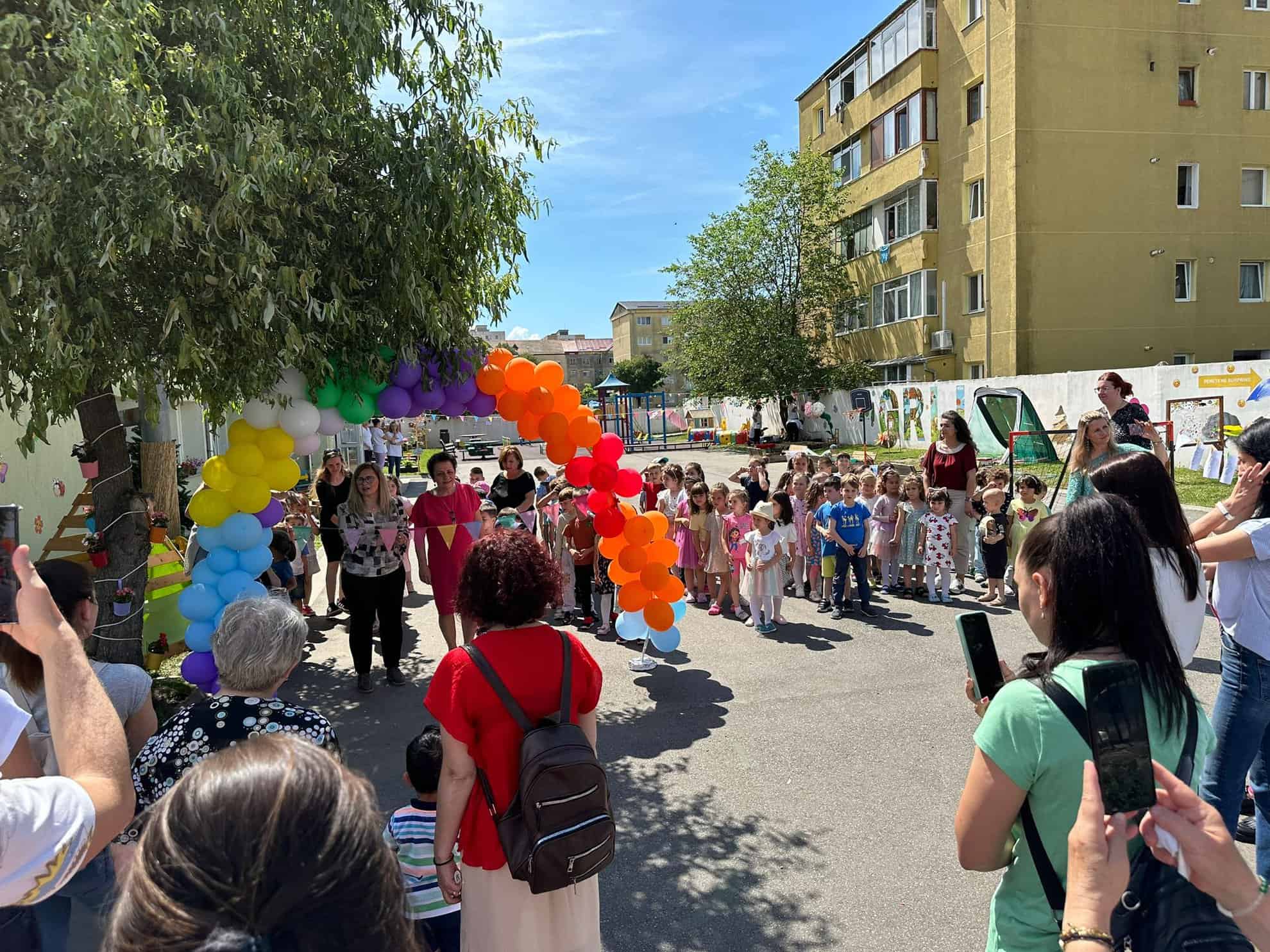 Curtea Grădiniței nr. 14 din Sibiu, transformată într-o grădină de relaxare, liniște și învățare (foto)