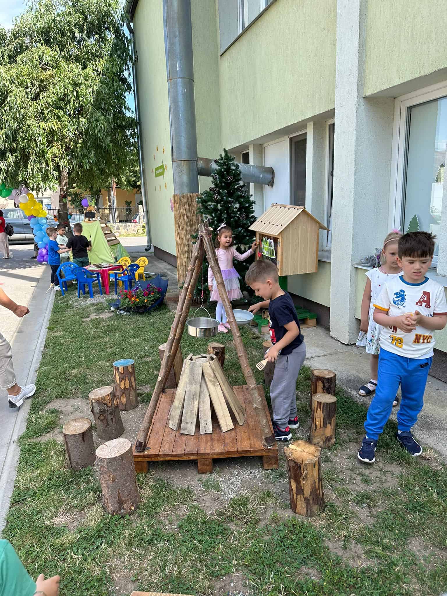 Curtea Grădiniței nr. 14 din Sibiu, transformată într-o grădină de relaxare, liniște și învățare (foto)