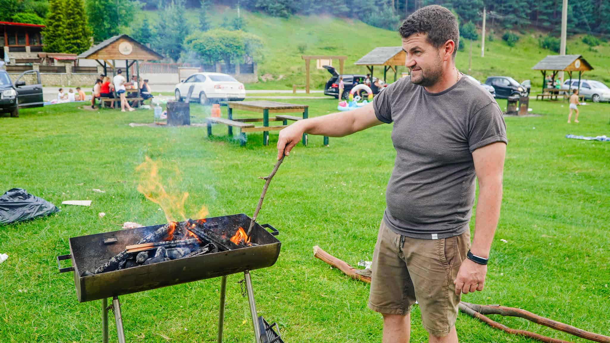 horă, grătare încinse și aglomerație la curmătura strezii în ziua alegerilor. la votare ”poate diseară” (foto video)