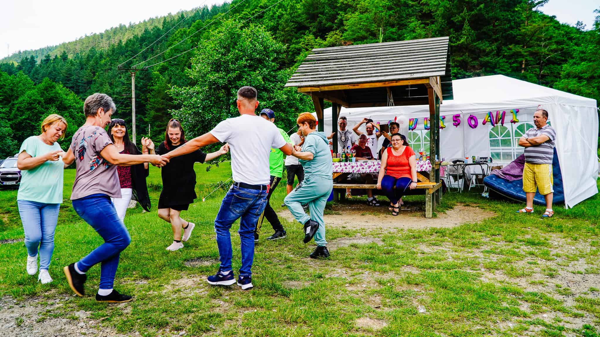 horă, grătare încinse și aglomerație la curmătura strezii în ziua alegerilor. la votare ”poate diseară” (foto video)