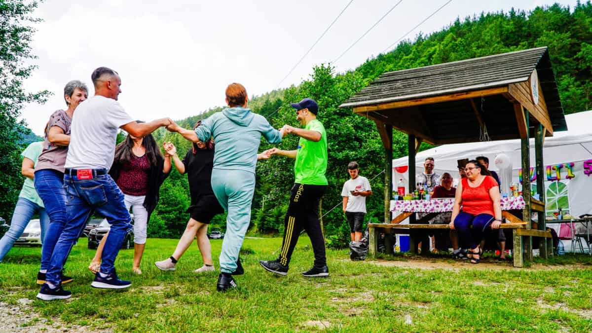 horă, grătare încinse și aglomerație la curmătura strezii în ziua alegerilor. la votare ”poate diseară” (foto video)