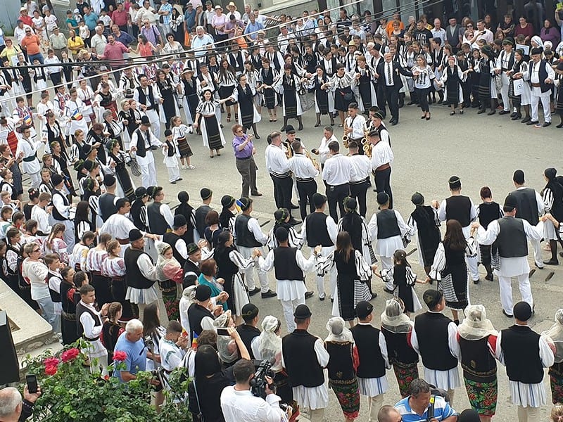 joc și voie bună din mărginimea sibiului, în weekend, la festivalul folcloric păstoresc „învârtita dorului” din vaideeni, vâlcea