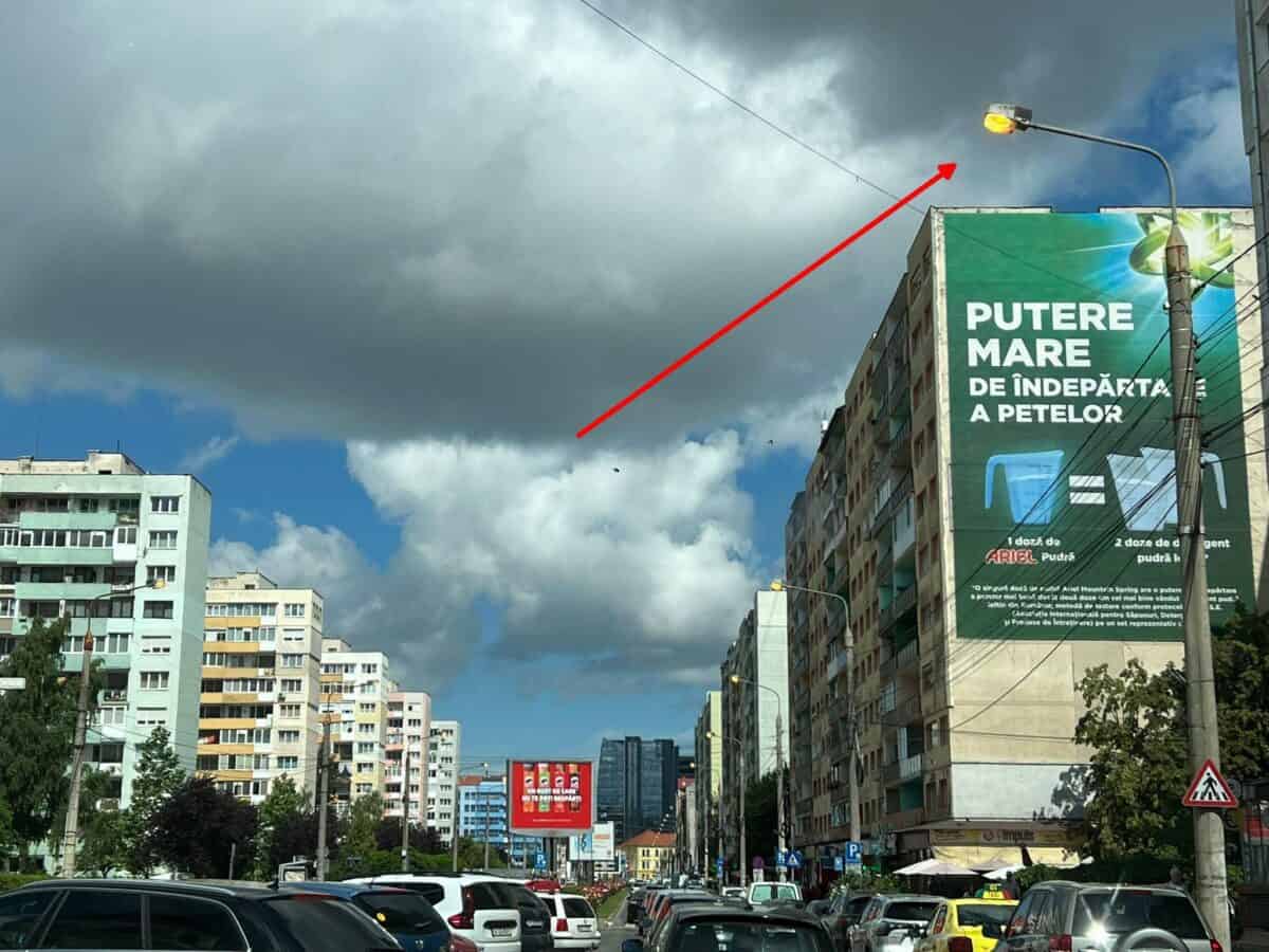 rețeaua de iluminat public de pe bulevardul mihai viteazu, rămasă aprinsă până aproape de prânz