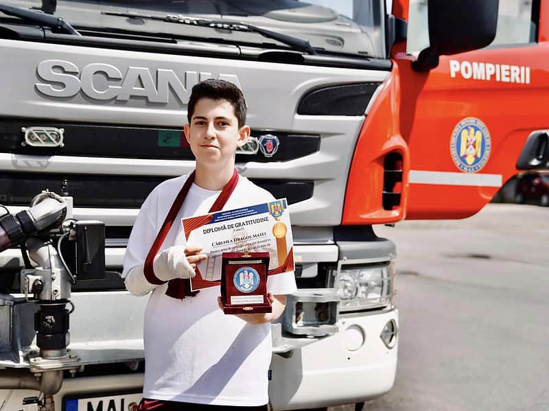 matei, eroul de 14 ani care și-a salvat prietenul de la înec, primește premiu de curaj de la isu sibiu (foto)