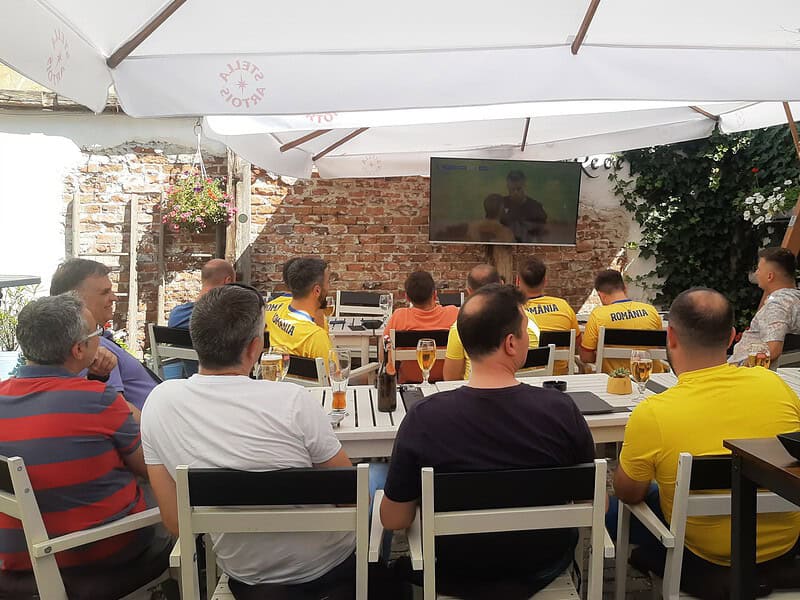 unde poți vedea meciul româniei cu belgia în sibiu. ecran mare la backyard și shot-uri din partea casei pentru fiecare șut și gol al tricolorilor