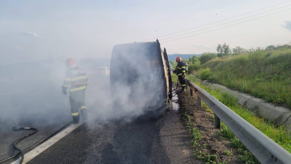 microbuz cuprins de flăcări pe autostrada a1 în zona localității săliște (foto)