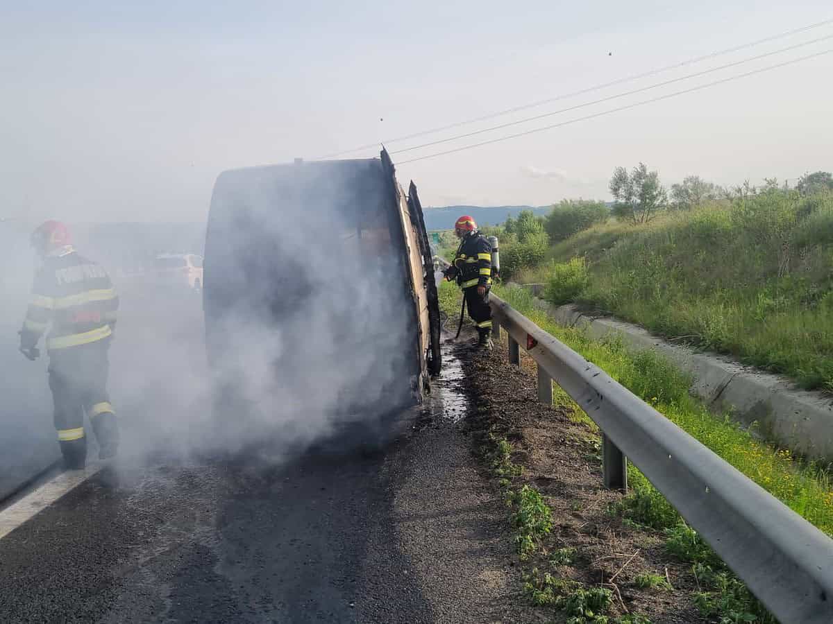 microbuz cuprins de flăcări pe autostrada a1 în zona localității săliște (foto)